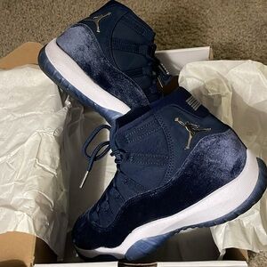 Women’s “Blue Velvet” Retro Jordan 11. Women’s size 7.5 Excellent Condition!